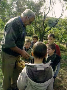 Visite scolaire b 225x300 Les objectifs du Verger conservatoire du Vernet